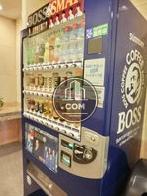 エントランス奥に自動販売機があります