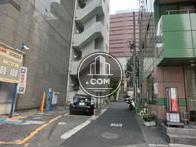 正面玄関側の側道