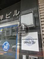 入口脇に街灯が設置されています