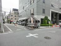 十字路に位置しています