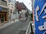 高層ビルが立ち並んだ繁華街にあります