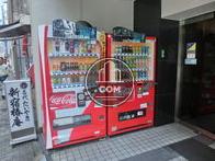 入口横にある自動販売機です