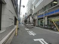 建物左側の道路です