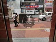 玄関前は比較的幅のある歩道です