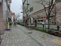 幅広な歩道には街路樹も整備されています