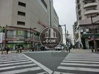 人通りの多い駅前交差点