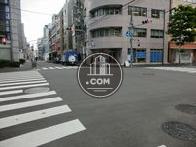 十字路の角に位置しています