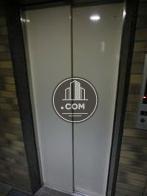 白い扉が目立ちます