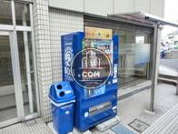 玄関横に自動販売機が完備されております